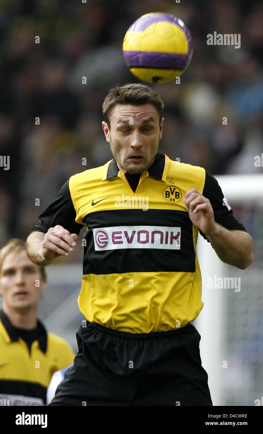 Dortmunds Robert Kovac Köpfe den Ball in der Bundesliga Spiel Borussia Dortmund gegen Hansa Rostock am Signal Iduna Park in Dortmund, Deutschland, 23. Februar 2008. Das Spiel endete 0: 2. Foto: Franz-Peter Tschauner Stockfoto