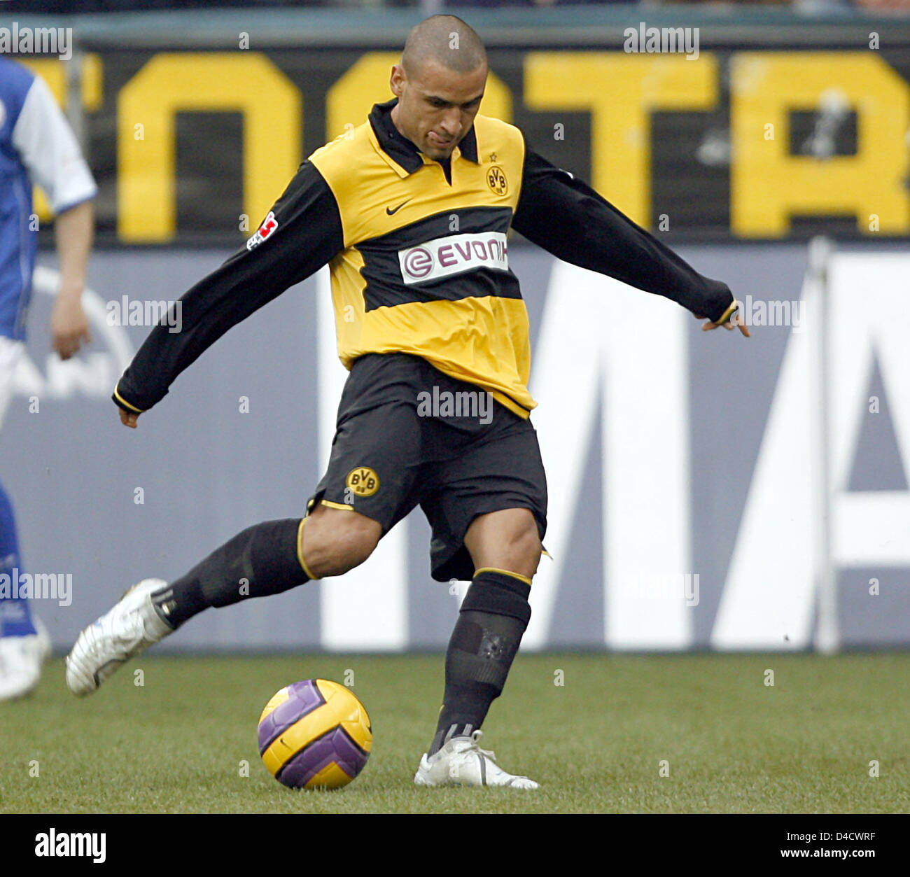 Dortmunder Delron Buckley führt den Ball in der Bundesliga Borussia Dortmund gegen Hansa Rostock am Signal Iduna Park in Dortmund, Deutschland, 23. Februar 2008 entsprechen. Das Spiel endete 1: 0. Foto: Franz-Peter Tschauner Stockfoto