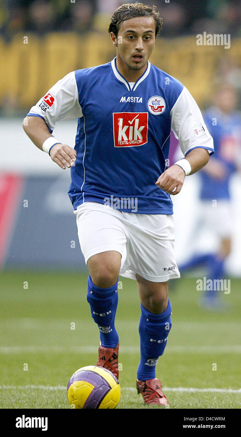 Rostocks Zafer Yelen führt den Ball in der Bundesliga Borussia Dortmund gegen Hansa Rostock am Signal Iduna Park in Dortmund, Deutschland, 23. Februar 2008 entsprechen. Das Spiel endete 1: 0. Foto: Franz-Peter Tschauner Stockfoto