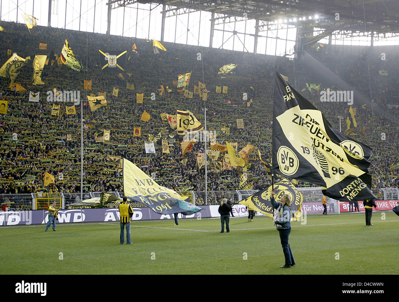 Dortmunder Fans Welle Flaggen während der Bundesliga Spiel Borussia Dortmund gegen Hansa Rostock am Signal Iduna Park in Dortmund, Deutschland, 23. Februar 2008. Das Spiel endete 1: 0. Foto: Franz-Peter Tschauner Stockfoto