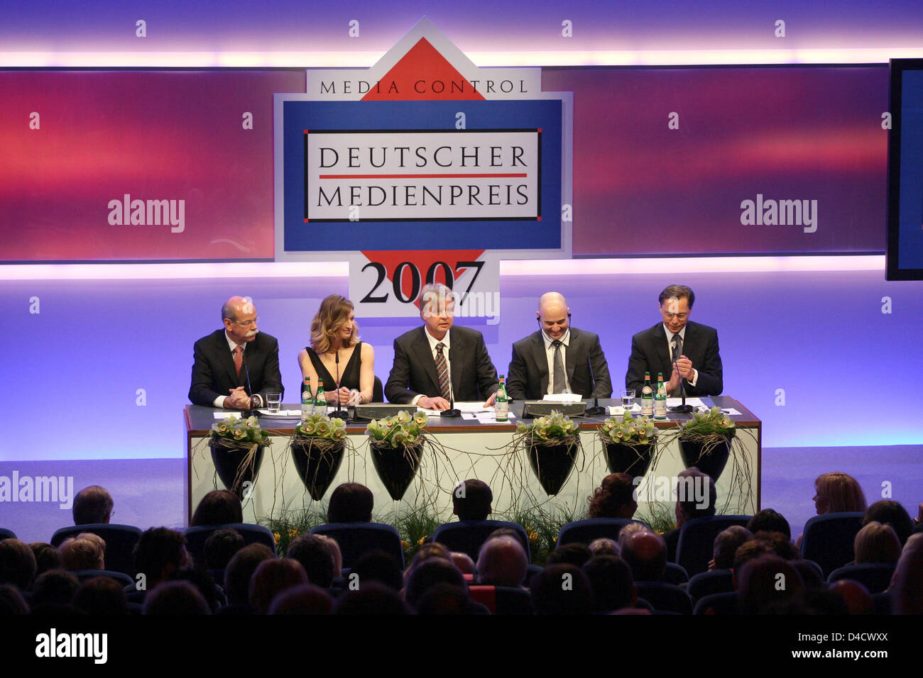 (L-R) CEO Daimler SE Dieter Zetsche, ehemaliger Tennis Champions Steffi Graf, Medien-Unternehmer Karlheinz Koegel, ehemalige Tennich Champ Andre Agass und Vorstandsvorsitzender der Arcandor SE Thomas Middelhoff auf dem Treppchen bei den deutschen Medien Award 2007 in Baden-Baden, Deutschland, 24. Februar 2008. Der Endowment Preis wird zum 16. Mal vergeben. Frau Graf und Herr Agassi wurden vergeben, weil sie "Dedic Stockfoto