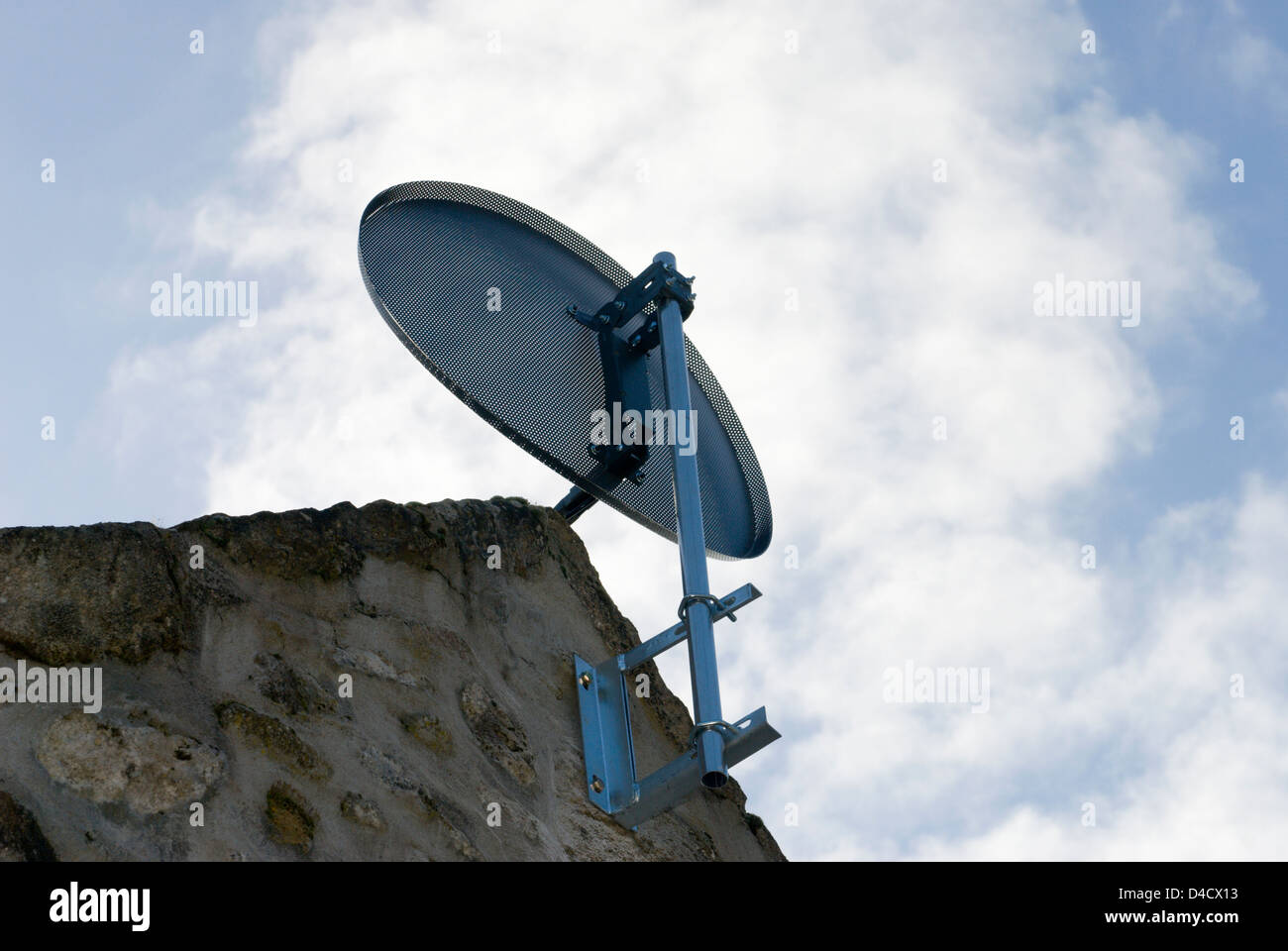 Satellitenschüssel-Antenne auf ein Haus in einer ländlichen Gegend von Aberdeenshire Stockfoto