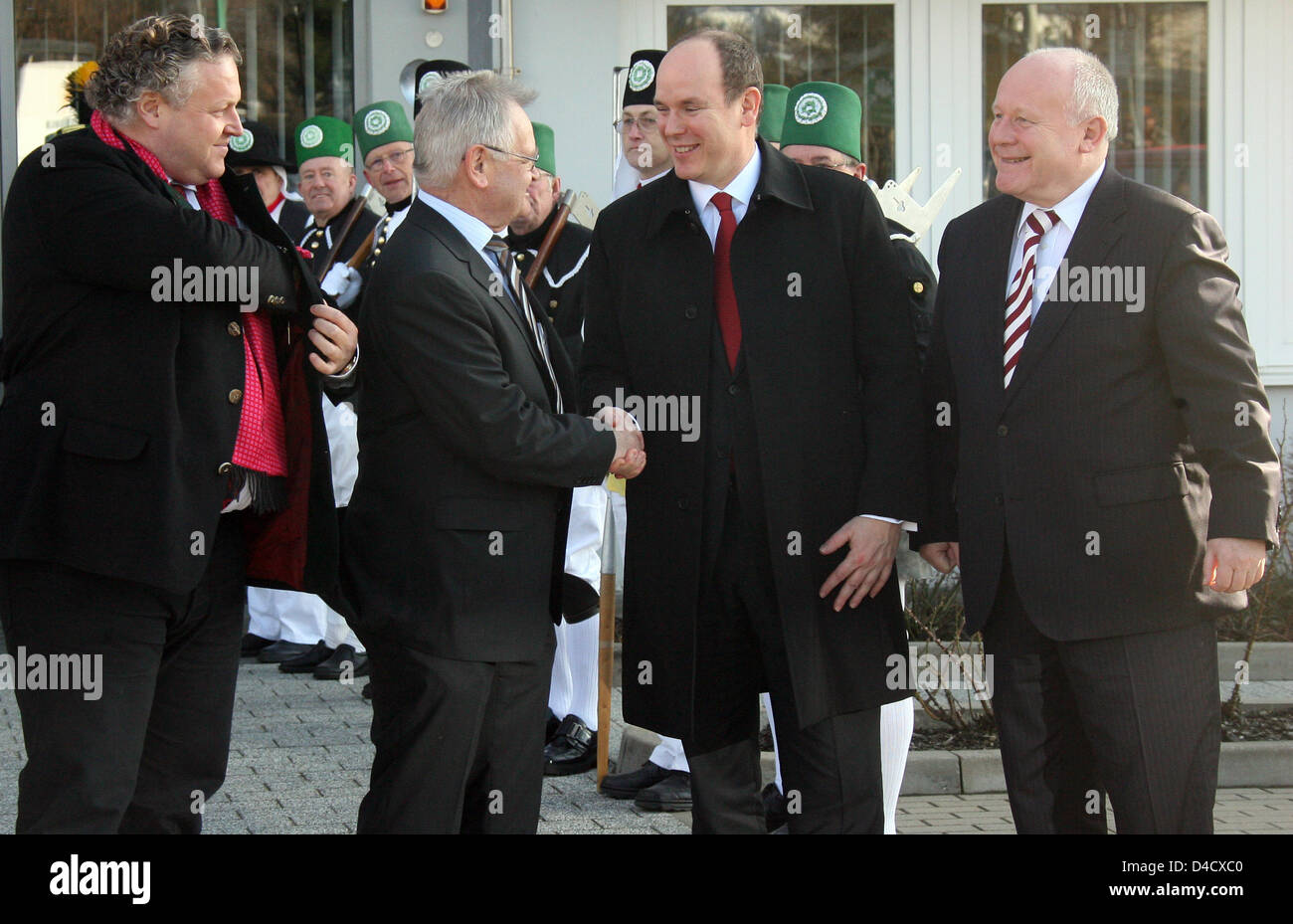 Albert II Fürst von Monaco (2-R) schüttelt Hände mit Peter Woditsch (2 L) und Frank H. Asbeck (L) der SolarWorld SE und Saxonian Prime Minister Goerg Milbradt (R) in Freiberg / Deutschland, 28. Februar 2008. Der Prinz besuchte das Unternehmen im Rahmen seines Besuchs in Deutschland und informiert sich der Produktion und Anwendung von solar-Technik. Später trifft er Stockfoto
