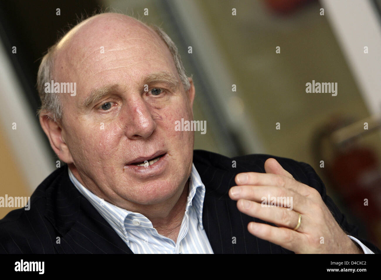 Dieter Hoeneß, Geschäftsführer des Bundesligisten Hertha BSC Berlin, Gesten während eines Chats mit deutschen Presse Agancy Dpa in Berlin, Deutschland, 27. Februar 2008. Foto: Arno Burgi Stockfoto