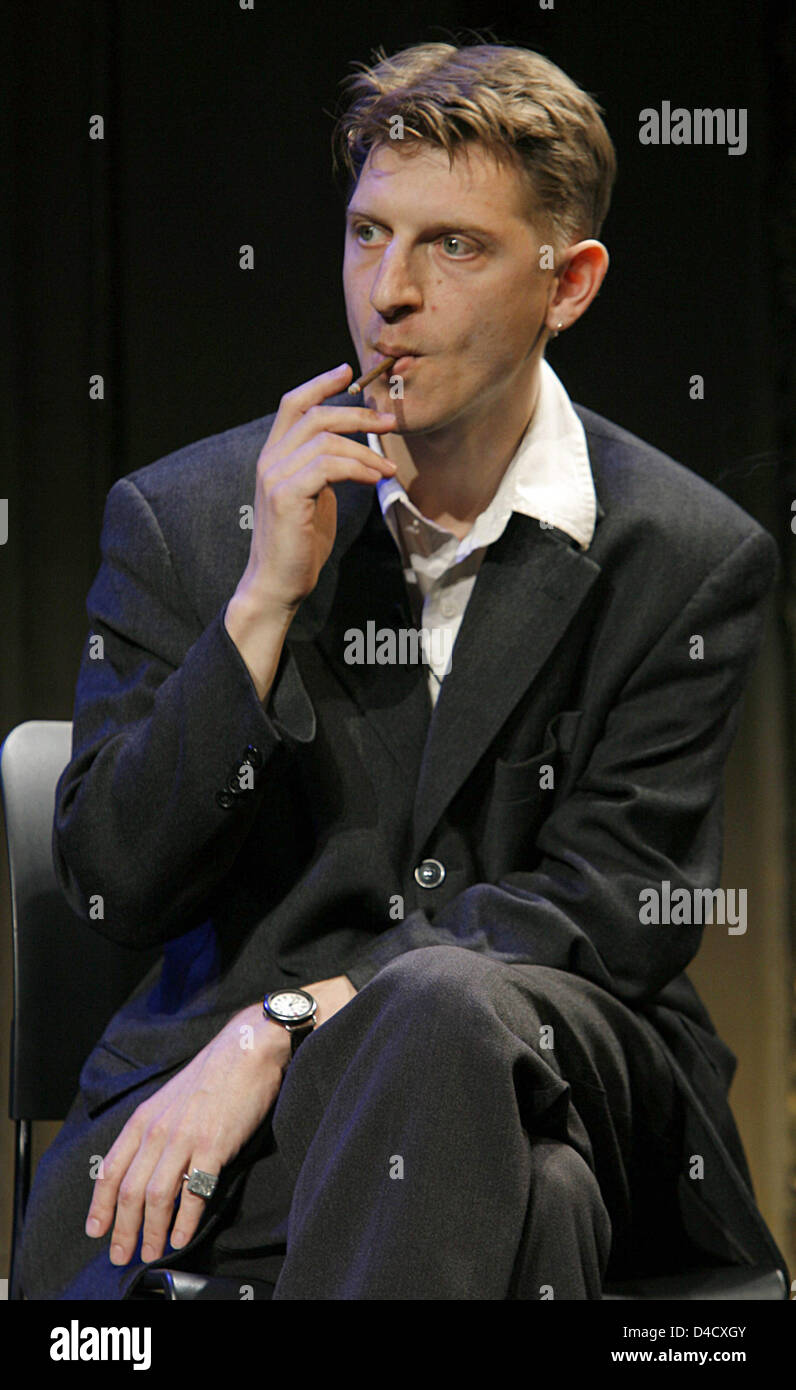 US-Autor Jonathan Littell, der in Frankreich aufwuchs, als Sohn eines US-Autors präsentiert seinen umstrittenen Roman "Les Bienveillantes" ("sterben Wohlgesinnten") in Berlin, Deutschland, 26. Februar 2008. Das Buch erzählt die Ermordung der europäischen Juden aus der Perspektive eines höchst kultiviert und homosexuellen SS-Offiziers. Foto: Tim Brakemeier Stockfoto