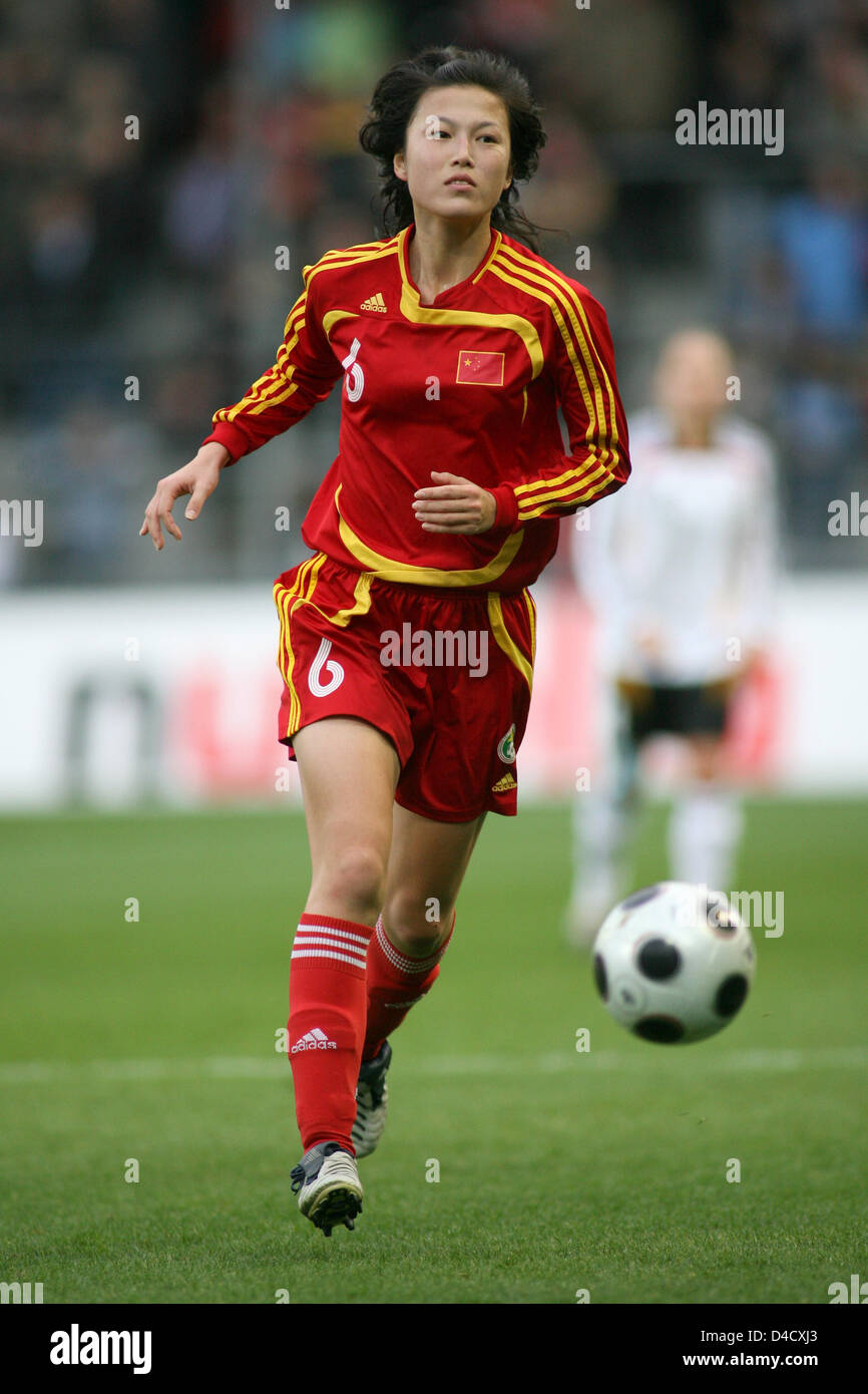 Chinas Zang Ying führt den Ball beim Fußball freundlich Deutschland Vs China im Badenova-Stadion in Freiburg, Deutschland, 28. Februar 2008. Deutschland gewann 2: 0. Foto: Patrick Seeger Stockfoto