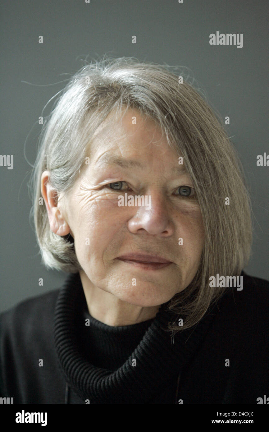 Finnisch-geborene Autor Marjaleena Lembcke während einer Lesung im Rahmen der Köln International Literature Festival "Lit.Cologne" auf einem Rhein-Schiff in Köln, 29. Februar 2008 dargestellt. "Lit.Cologne" wird am selben Abend eröffnet. 270 Autoren werden in 150 Veranstaltungen während der zehntägigen Literaturfestival teilnehmen. Foto: Jörg CARSTENSEN Stockfoto