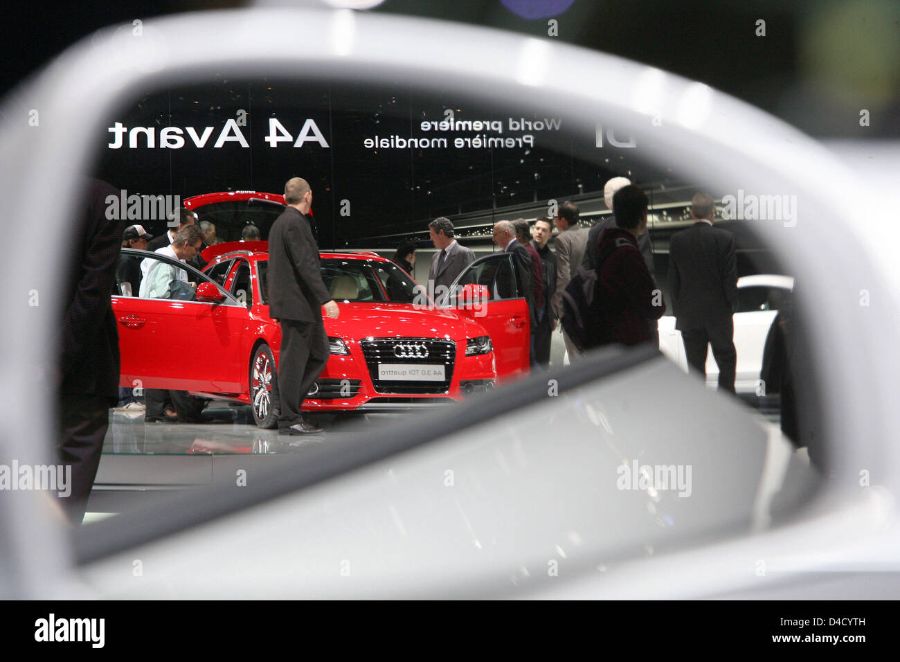 Der neue Audi A4 Avant spiegelt sich in den Außenspiegel von einem Audi TT  während der zweiten Pressetag an der 78. International Motor Show Genf,  Schweiz, 5. März 2008 vorgestellt. Rund 260