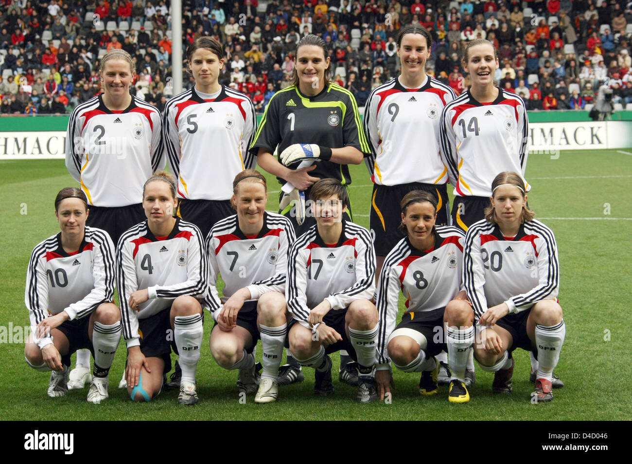 Die deutsche Seitenlinien für unterliegtdem Foto vor freundlichen GAP Deutschland gegen China im Badenova-Stadion Freiburg, Deutschland, 28. Februar 2008. (obere Reihe L-R) Nadine Angerer, Birgit Prinz, Kerstin Stegemann, Annike Krahn und Simone Laudehr (Bottomo Reihe L-R) Renate Lingor, Babett Peter, Melanie Behringer, Ariane Hingst, Sandra Smisek und Petra Wimbersky. Deutschland gewann das Freundschaftsspiel 2-0 Stockfoto