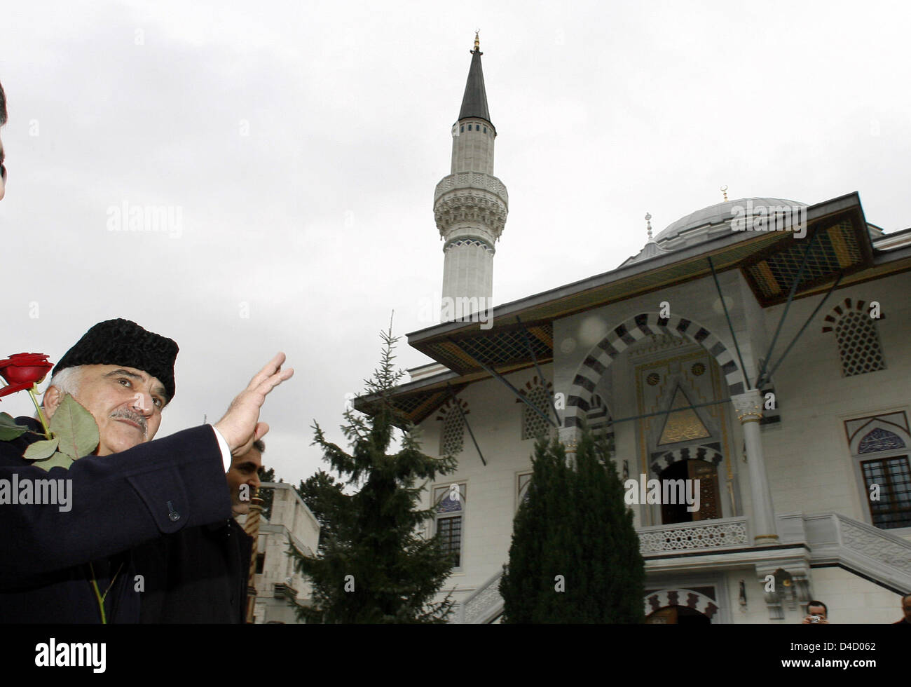 Jordan Prince el Hassan bin Talal (R) ist bei seinem Besuch in der Sehitlik Moschee in Berlin, Deutschland 6 Mrach 2008 abgebildet. Das Mitglied der jordanischen Königsfamilie besucht die deutsche Hauptstadt für ein paar Tage. Foto: WOLFGANG KUMM Stockfoto