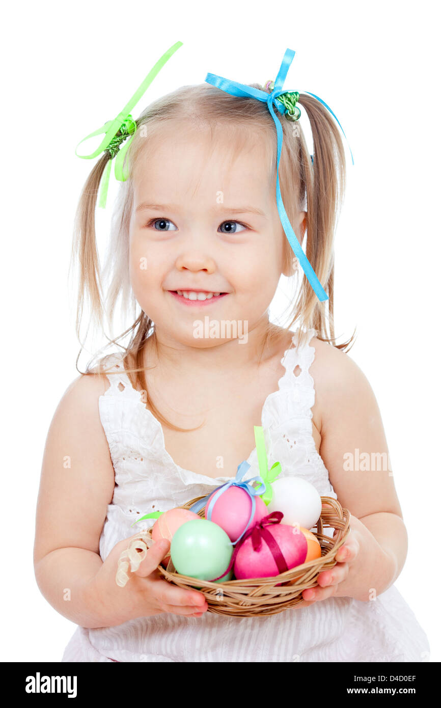lächelndes kleines Mädchen hält Ostereier im Korb Stockfoto