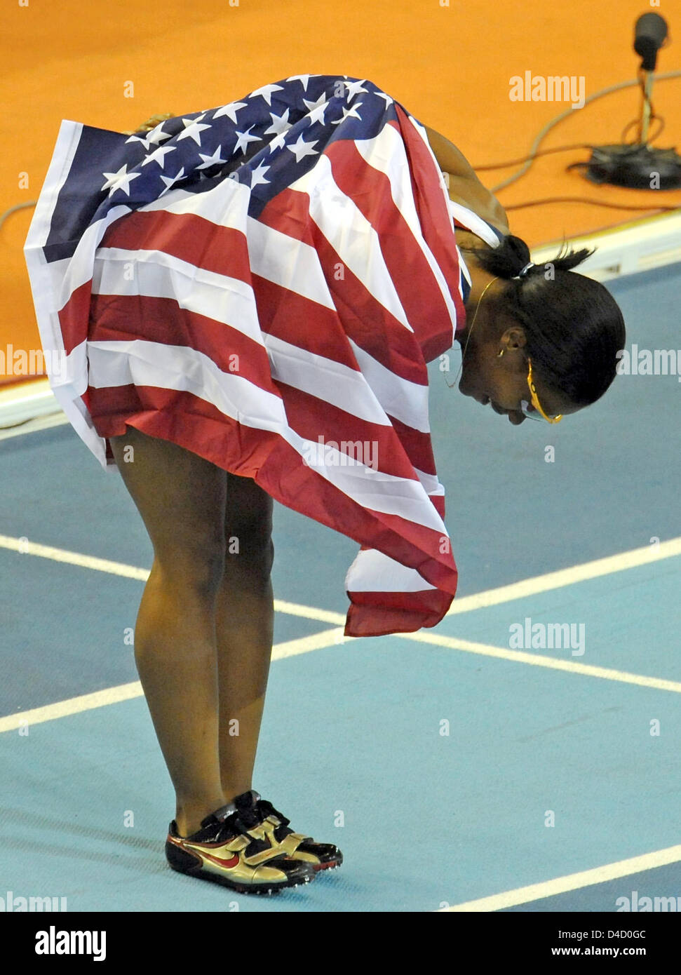 US-Athleten Angela Williams Bögen nach dem Gewinn der 60m Frauen Finale am 12. IAAF World Indoor Championships in Athletics in Valencia, Spanien, 7. März 2008. Foto: GERO BRELOER Stockfoto