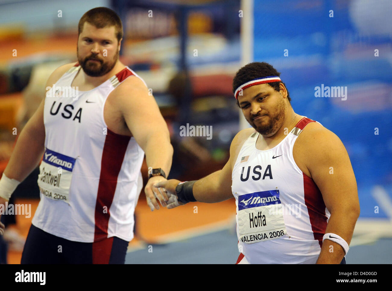 U.S.-Shotputter Christian Cantwell (L) jubelt mit Teamkollegen und der Zweitplatzierte Reese Hoffa nach dem Gewinn der Shotputting Finale mit 21,77 m bei der 12. IAAF World Indoor Championships in Athletics in Valencia, Spanien, 7. März 2008. Foto: GERO BRELOER Stockfoto