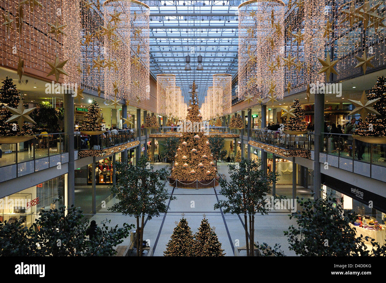Shopping-Mall Potsdamer Platz Arkaden in der Weihnachtszeit, Berlin, Deutschland Stockfoto
