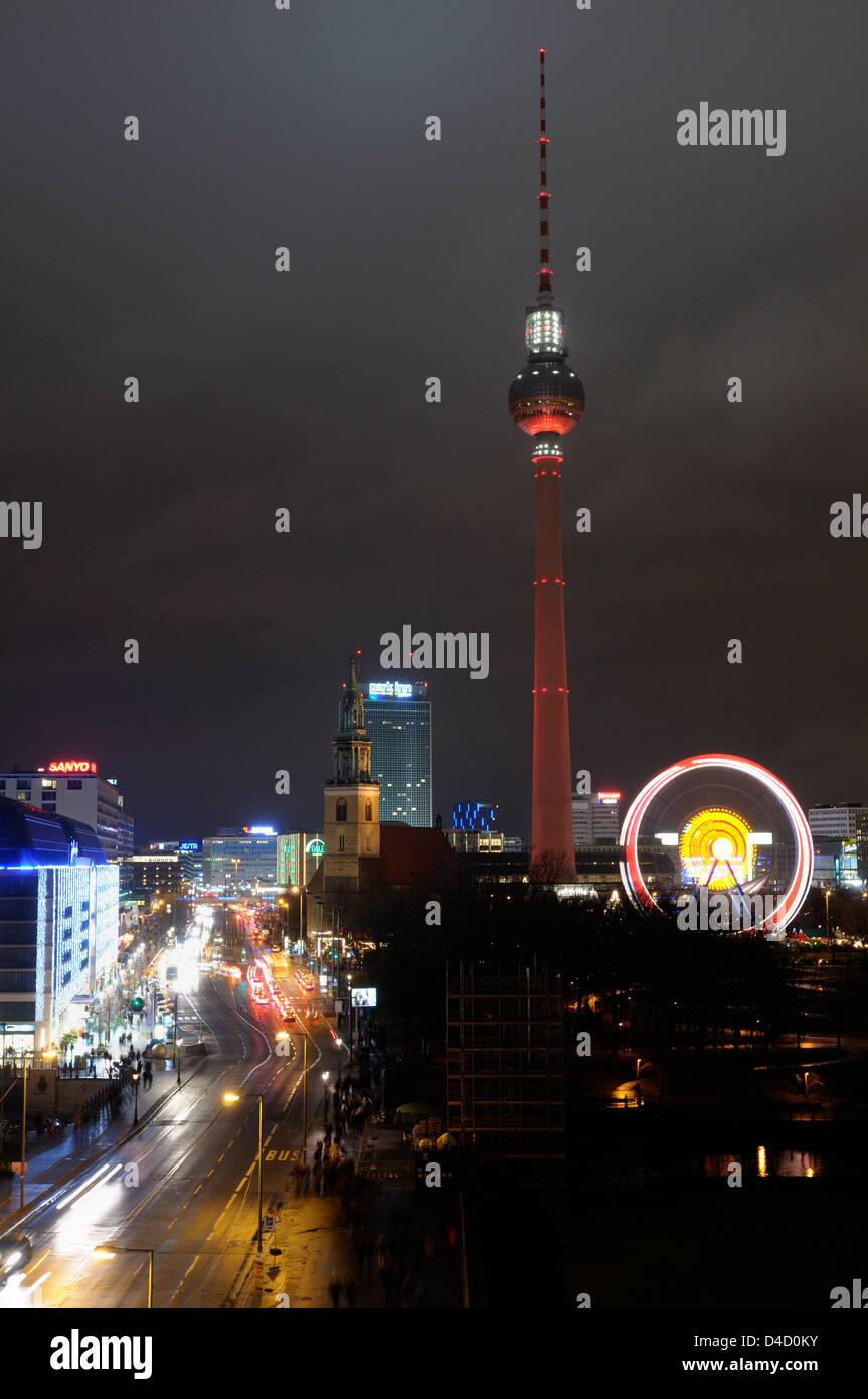 Weihnachtsmarkt mit Riesenrad auf dem Fernsehturm, Berlin, Deutschland Stockfoto