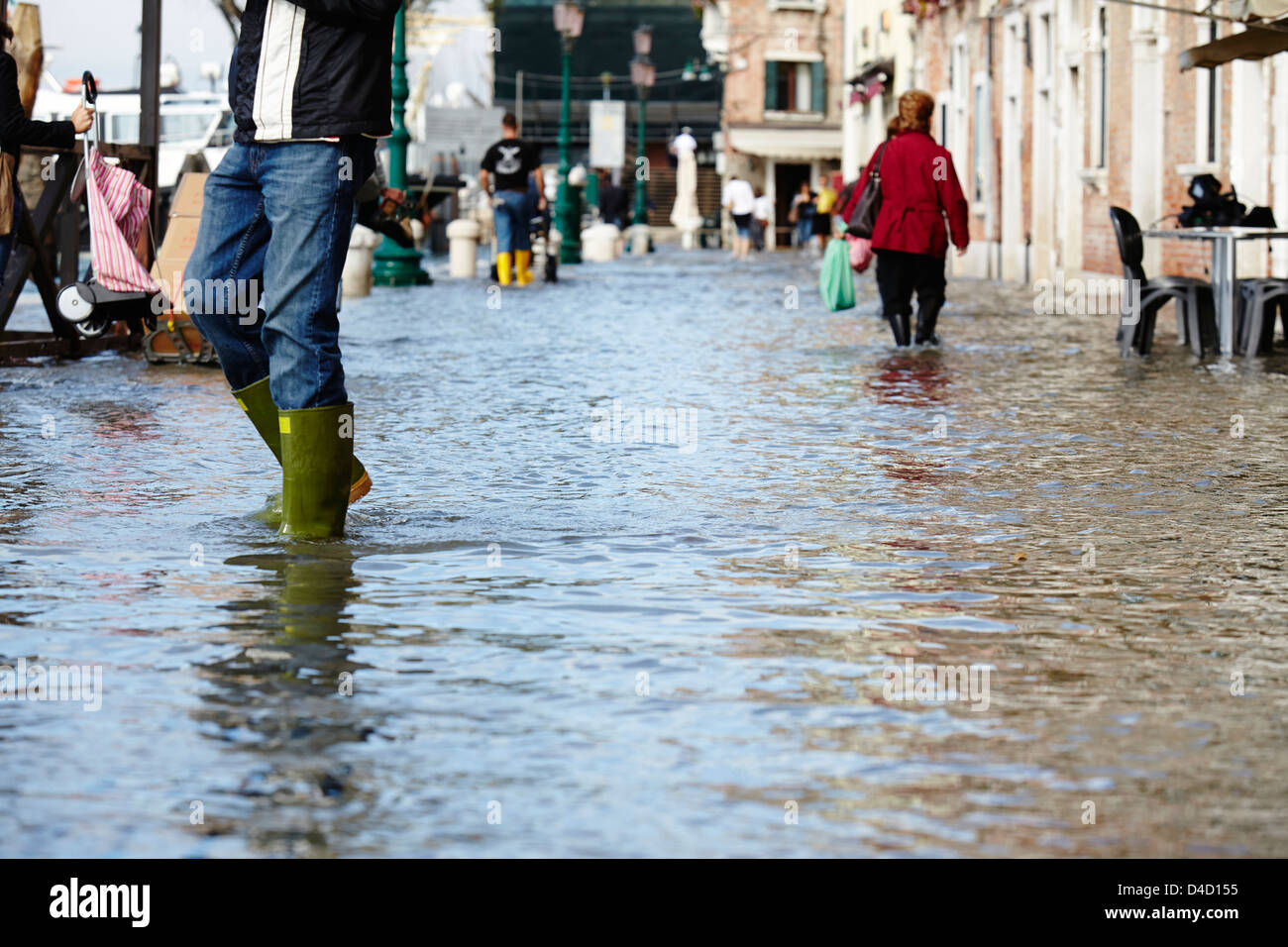 Fußgänger im Hochwasser in Venedig, Italien Stockfoto