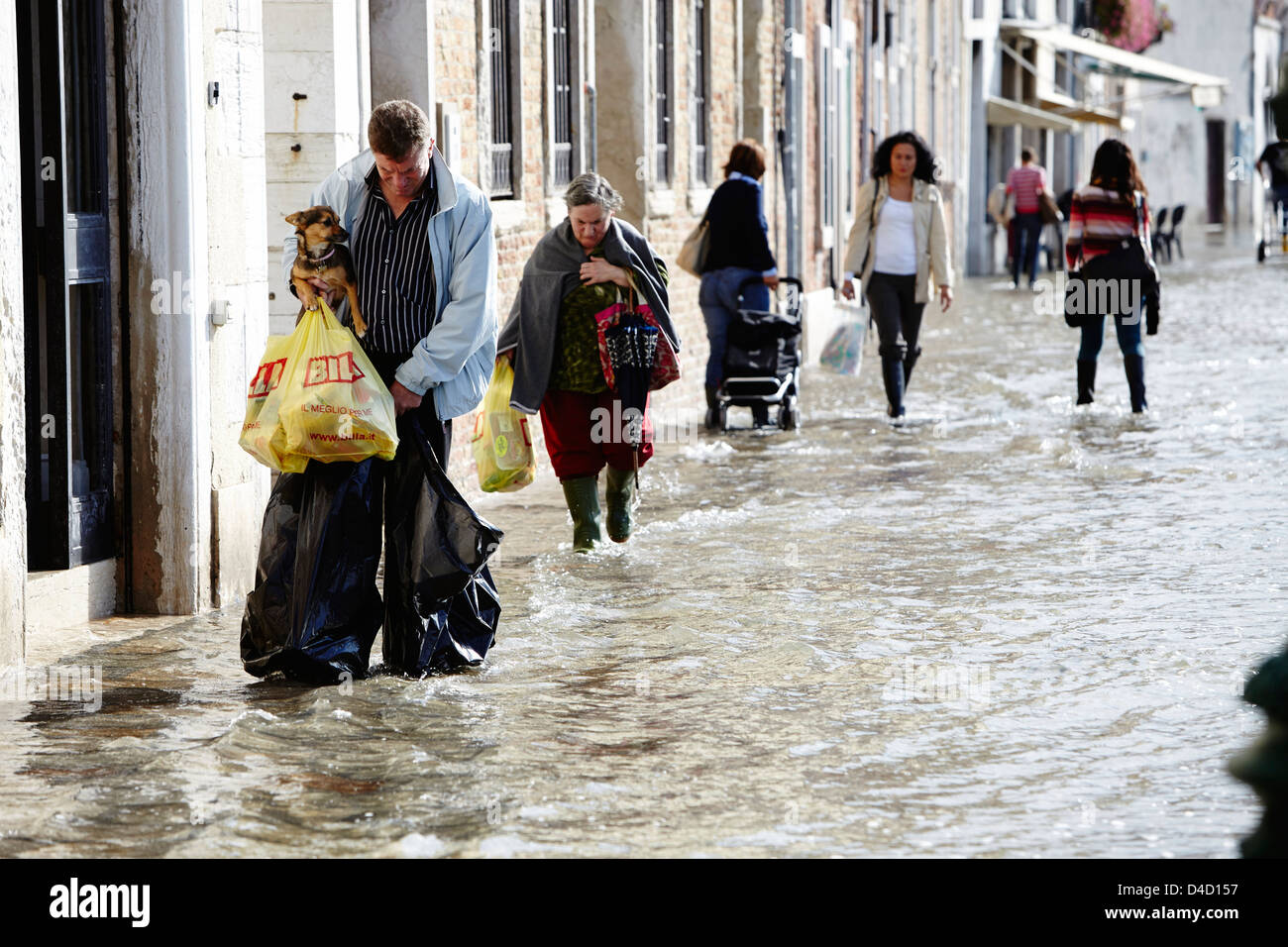 Fußgänger im Hochwasser in Venedig, Italien Stockfoto