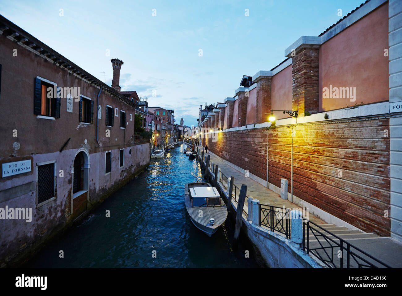 Abendstimmung bei einem Kanal in Venedig, Italien Stockfoto