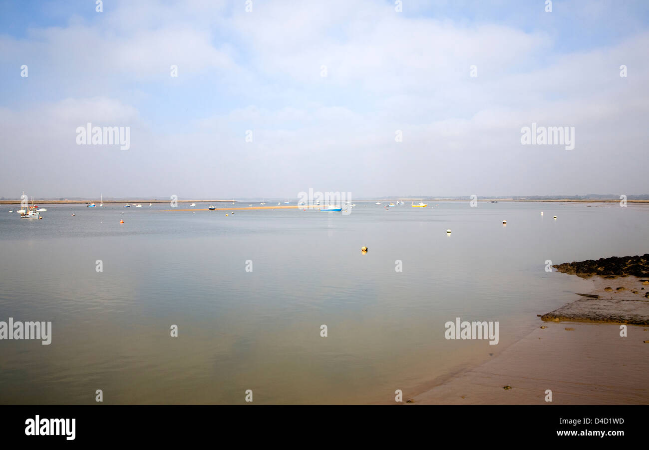 Boote bei Ebbe Liegeplätze an der Mündung des River Deben, Bawdsey, Suffolk, England Stockfoto
