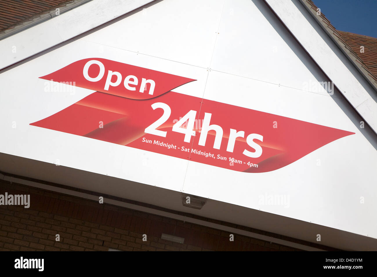 24 Stunden geöffnet-Schild Tesco Supermarkt Shop, England Stockfoto