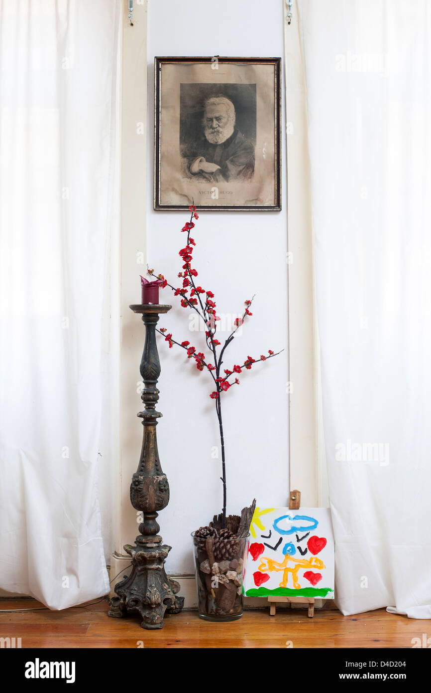 Porträt des Schriftstellers Victor Hugo auf einer weißen Wand eingerahmt. Stockfoto