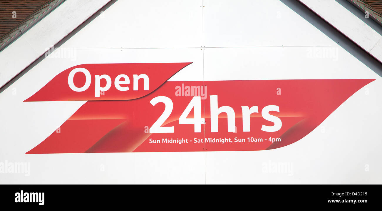24 Stunden geöffnet-Schild Tesco Supermarkt Shop, England Stockfoto