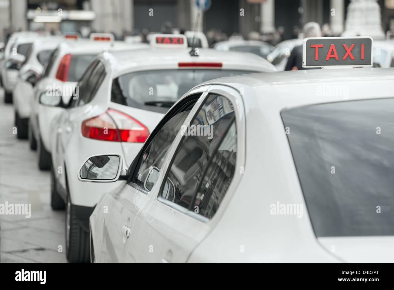 Reihe von weißen Taxi in Mailand, Italien Stockfoto