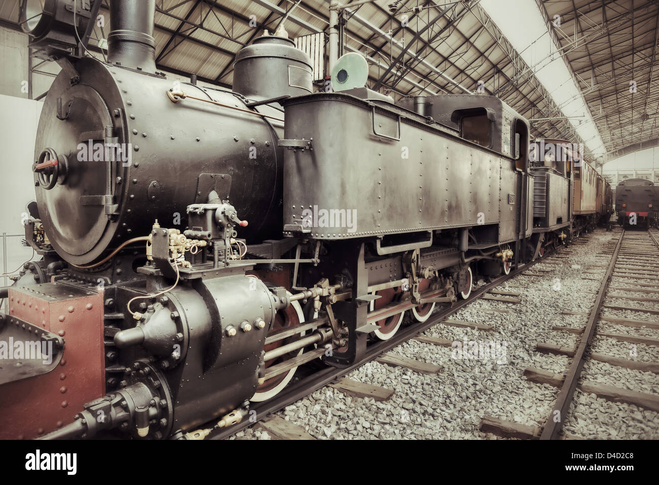 Alte Retro-Zug Dampflok im Bahnhof Stockfoto