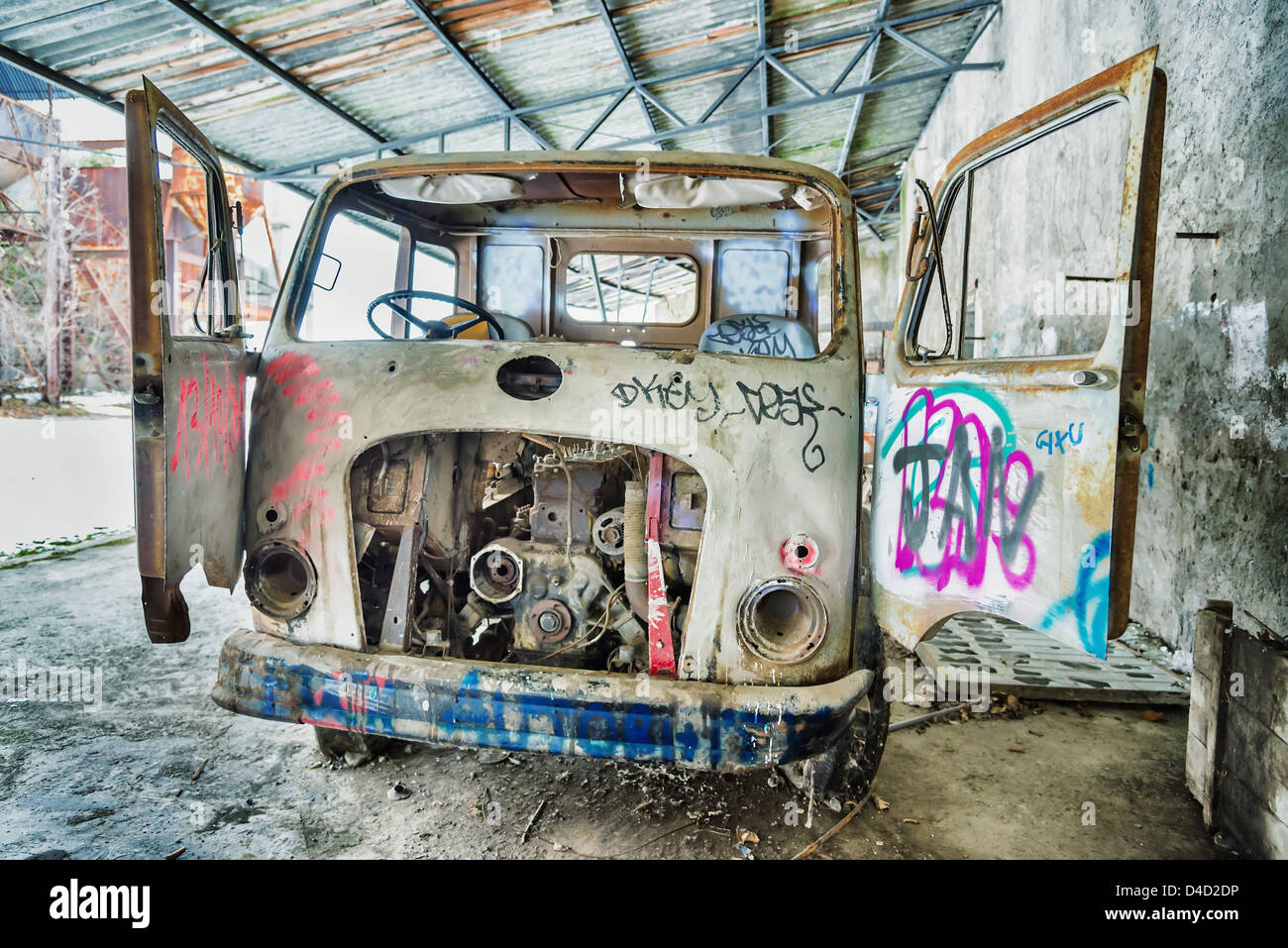 Oldtimer LKW im ehemaligen Industriegebiet aufgegeben Stockfoto