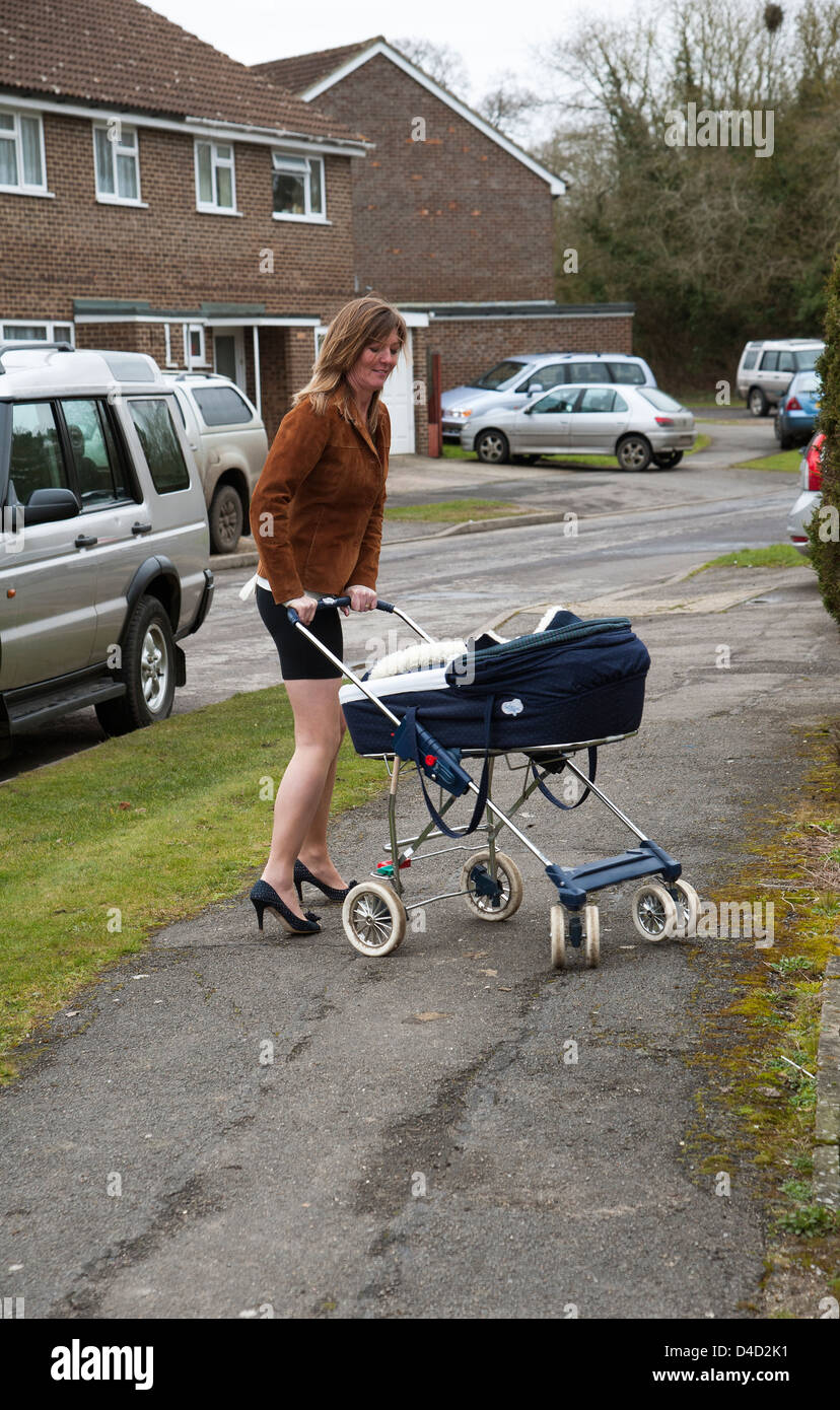 Ältere Mutter schieben Kinderwagen Stockfoto