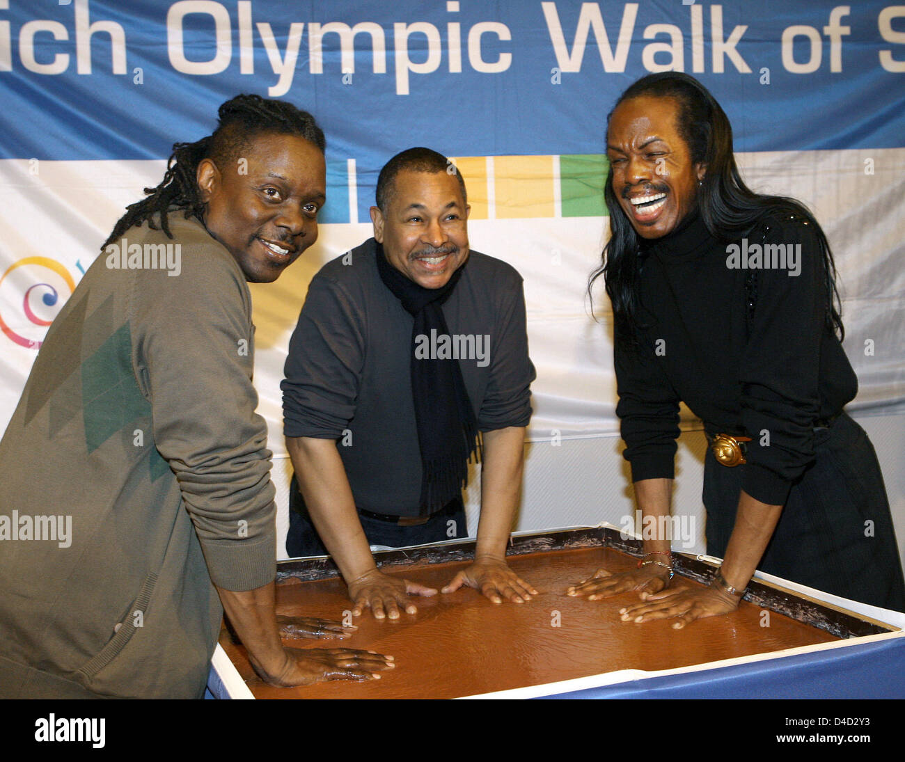 (L-R) US-Musiker Philip Bailey, Ralph Johnson und Verdine White bilden Funk und Soul-Band "Earth, Wind & Fire" drücken Sie ihre Hände in die nasse konkrete auf dem Olympischen Gelände München, 10. März 2008. Die Stadt München ehrt bekannten Sport- und Entertainment-Künstler an der "München Olympic Walk of Stars" wo sie ihre Handabdrücke verewigen. Foto: Volker Dornberger Stockfoto