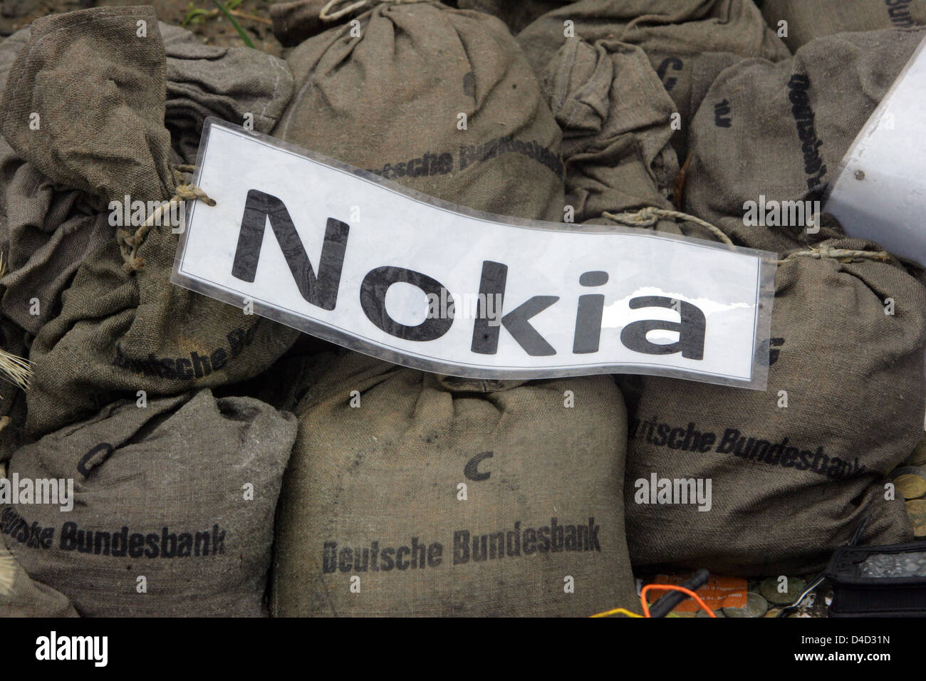 Gebrauchte Handys von Nokia und Taschen von der Deutschen Bundesbank, Reste  von einer Protestaktion von Gewerkschaft "ver.di", abgebildet im Nokia-Werk  in Bochum, Deutschland, 11. März 2008. Das Ministerium für Wirtschaft des  deutschen