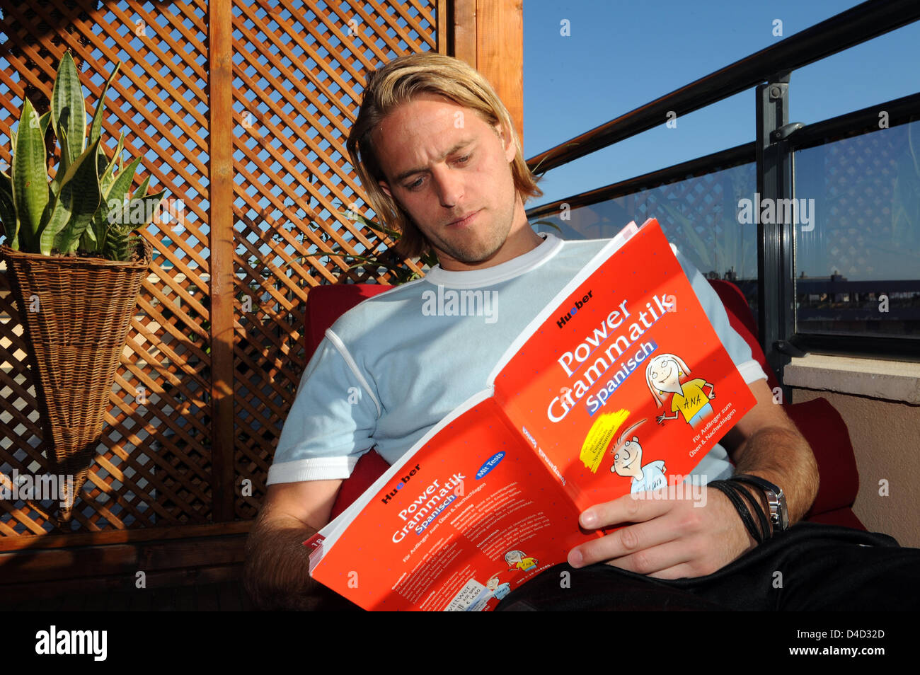 Timo Hildebrand, deutscher Torwart der spanischen Primera Division Club FC Valencia SWOT spanische Grammatik in einem Foto-Shooting mit der deutschen Presse-Agentur Dpa in Valencia, Spanien, 6. März 2008. Foto: Gero Breloer Stockfoto
