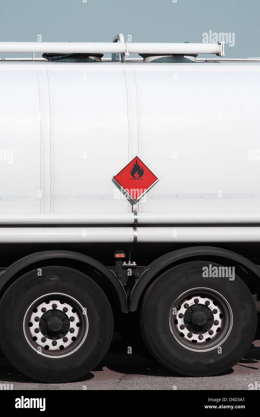 Tankwagen mit brennbaren Warnschild Stockfoto