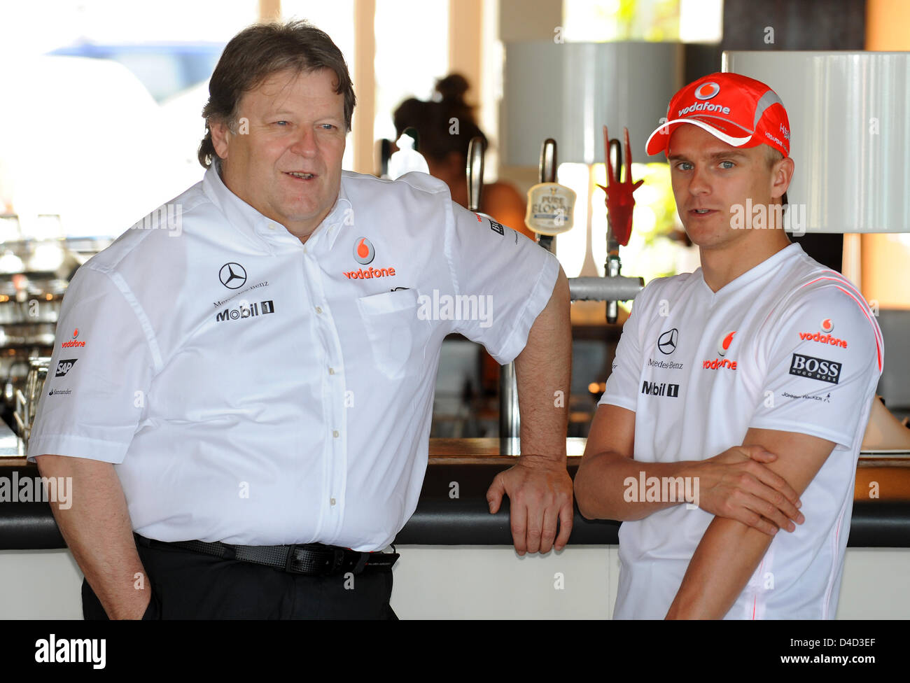 Mercedes Motorsport Direktor Deutsche Norbert Haug L Und Seine Finnische Formel 1 Pilot Heikki Kovalainen R Of Mclaren Mercedes Chat Wahrend Einer Pressekonferenz Im Albert Park Circuit In Melbourne Australien 13 Marz 2008 Die