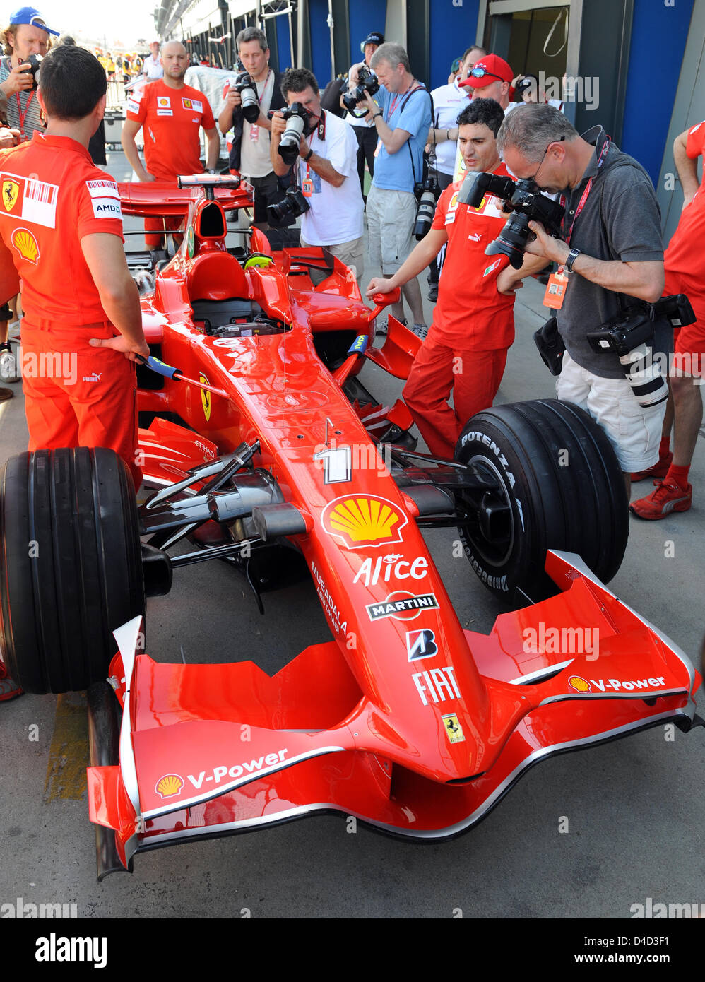 Fotografen im Bild eines Scuderia Ferrari-Rennwagens in der Boxengasse von Albert Park Circuit in Melbourne, Australien, 13. März 2008 geparkt. Die Formel 1 Australian Grand Prix statt findet am Sonntag 16. März. Foto: GERO BRELOER Stockfoto