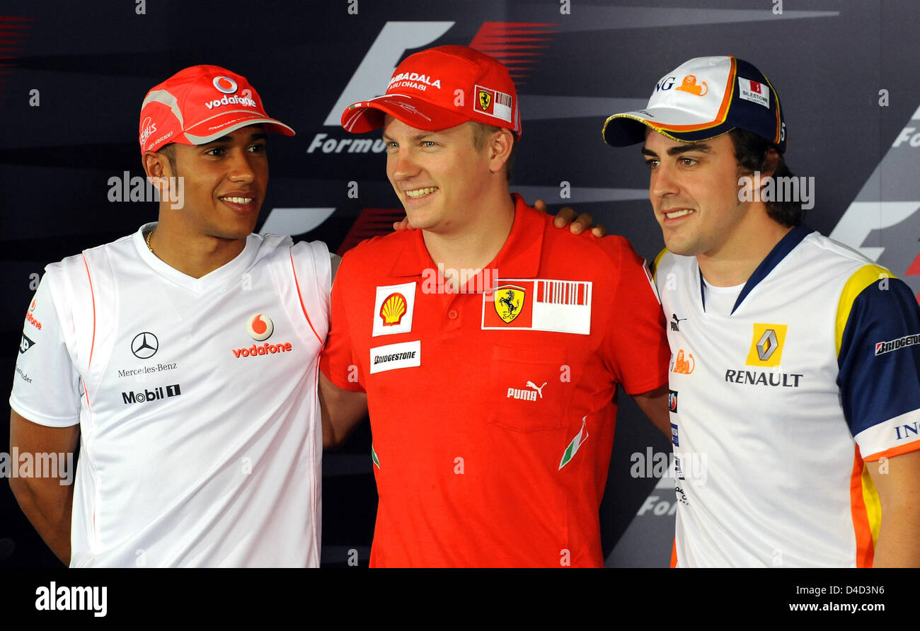 Formel-1-Rennfahrer Kimi Räikkönen von Scuderia Ferrari (C), Finnisch Formel 1 Weltmeister von 2007, 3. platziert Spanier Fernando Alonso von Renault F1 (R) und zweiter Brite Lewis Hamilton von McLaren Mercedes (L) nach einer Pressekonferenz im Albert Park Circuit in Melbourne, Australien, 13. März 2008. Die Formel 1 Australian Grand Prix statt findet am Sonntag 16. März. Foto: Ge Stockfoto