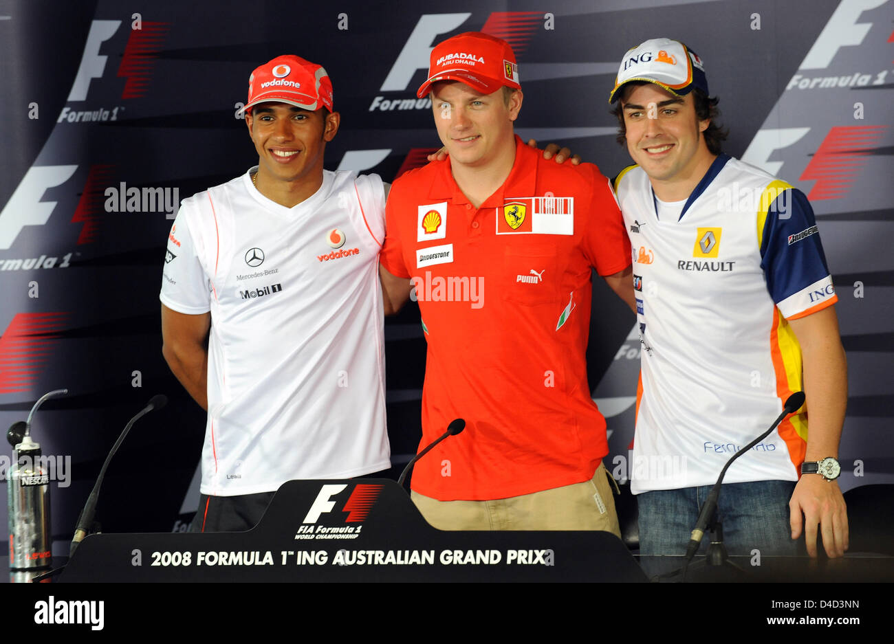 Formel-1-Rennfahrer Kimi Räikkönen von Scuderia Ferrari (C), Finnisch Formel 1 Weltmeister von 2007, 3. platziert Spanier Fernando Alonso von Renault F1 (R) und zweiter Brite Lewis Hamilton von McLaren Mercedes (L) nach einer Pressekonferenz im Albert Park Circuit in Melbourne, Australien, 13. März 2008. Die Formel 1 Australian Grand Prix statt findet am Sonntag 16. März. Foto: Ge Stockfoto