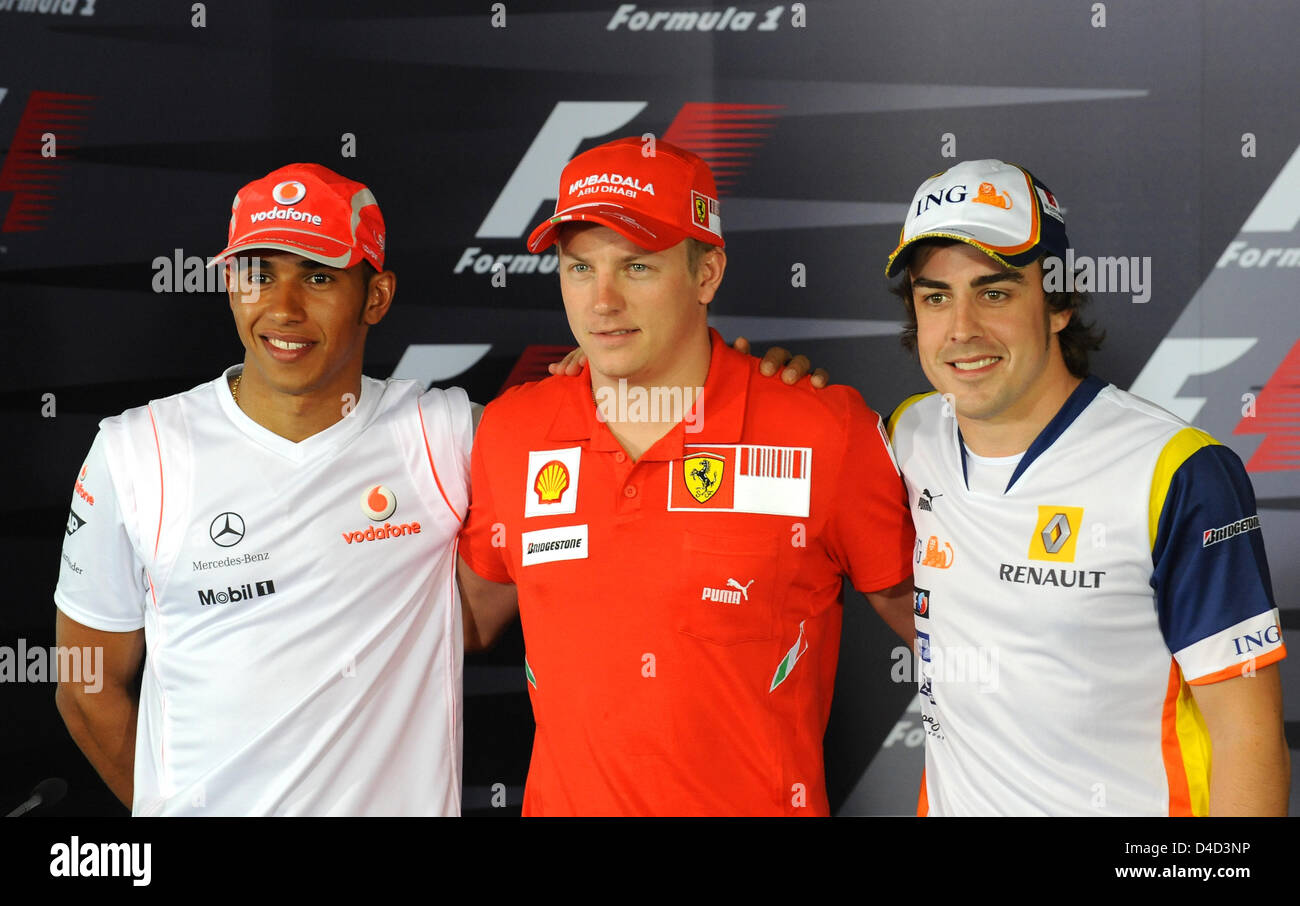 Formel-1-Rennfahrer Kimi Räikkönen von Scuderia Ferrari (C), Finnisch Formel 1 Weltmeister von 2007, 3. platziert Spanier Fernando Alonso von Renault F1 (R) und zweiter Brite Lewis Hamilton von McLaren Mercedes (L) nach einer Pressekonferenz im Albert Park Circuit in Melbourne, Australien, 13. März 2008. Die Formel 1 Australian Grand Prix statt findet am Sonntag 16. März. Foto: Ge Stockfoto