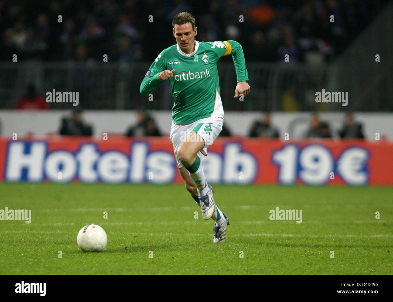 Der Bremer Tim Borowski ist auf den ball in den UEFA-Cup Runde 16 der 2. Bein SV Werder Bremen V Glasgow Rangers im Weser-Stadion Bremen, Deutschland, 13. März 2008. Deutscher Seite Bremen gewann der 2. Etappe 1-0, schottische Rangers gewinnen 2-1 auf Aggregat und Viertelfinale aufzusteigen. Foto: Carmen Jaspersen Stockfoto