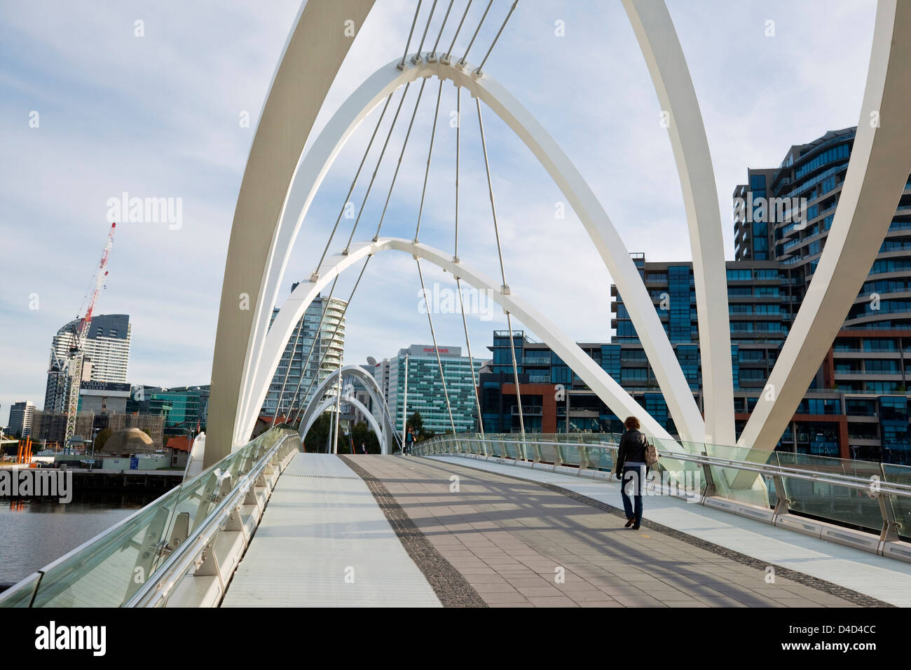 Die Seeleute Brücke - eine Fußgängerbrücke, die Docklands mit South Wharf zu verbinden. Melbourne, Victoria, Australien Stockfoto