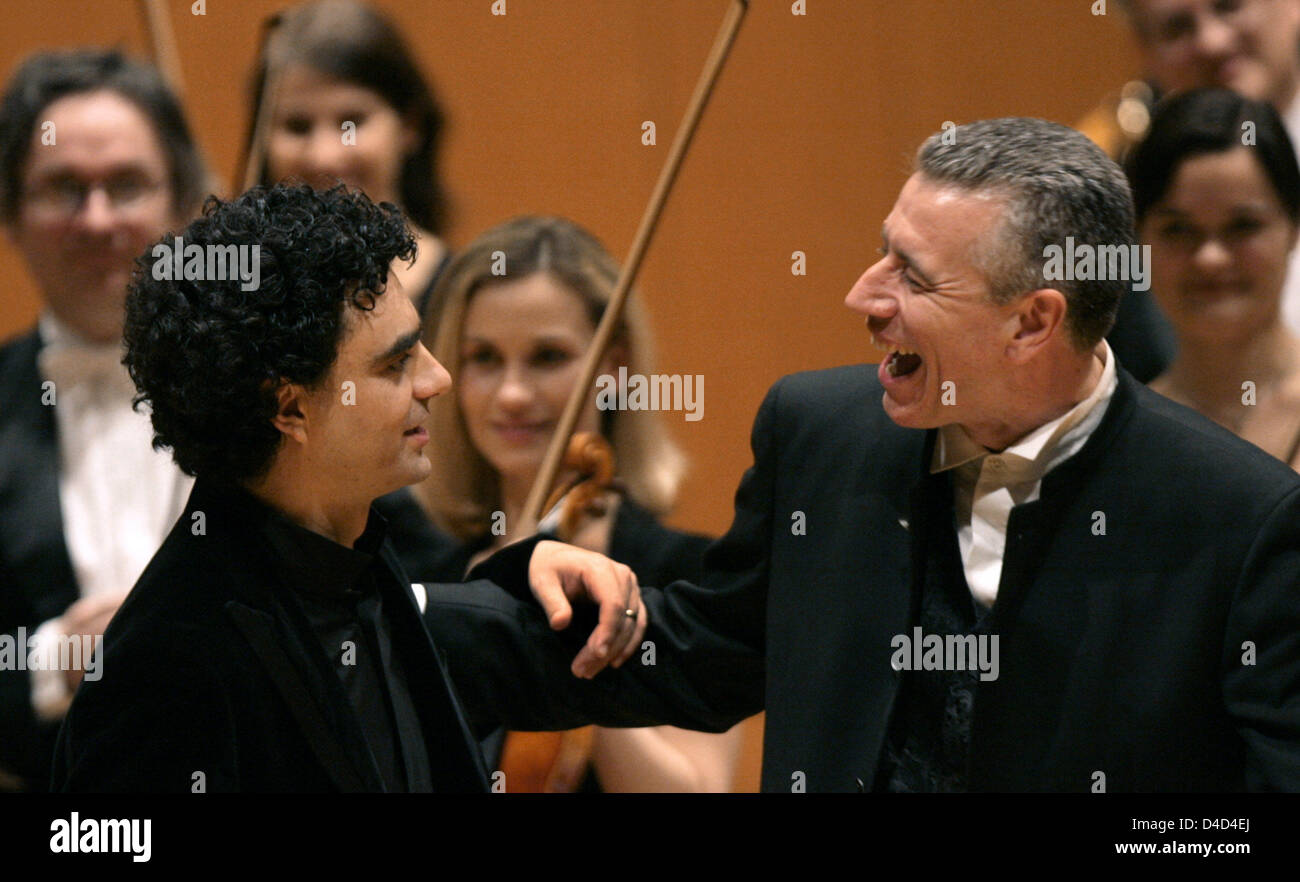 Mexikanische Tenor Rolando Villazon (L) und Dirigent Marco Zambelli Lachen nach der Aufführung mit dem Prague philharmonic Orchestra in der Philharmonie in München, 14. März 2008. Foto: Frank Leonhardt Stockfoto