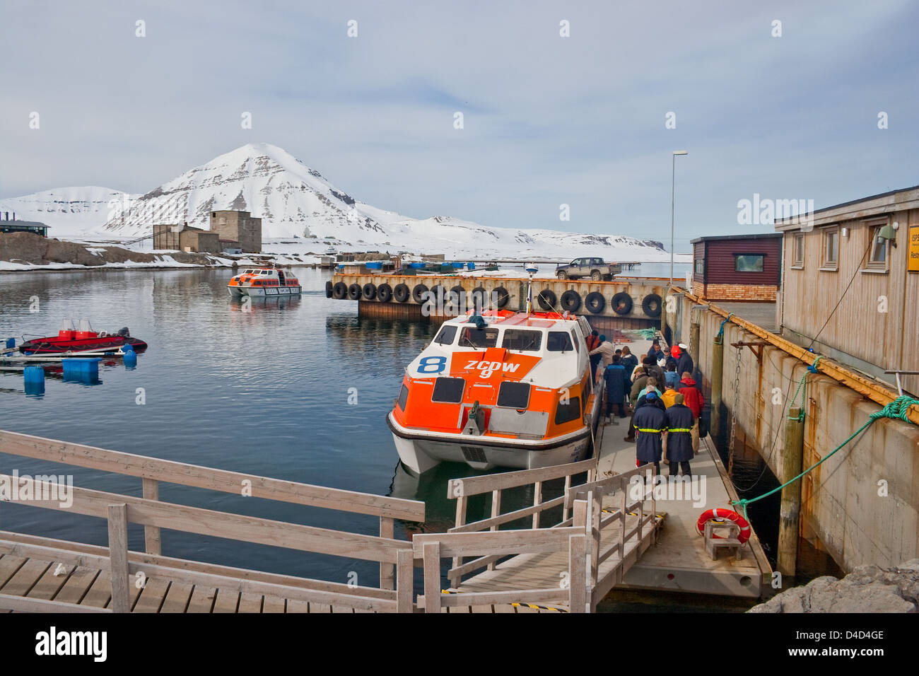Ausschreibungen von der Kreuzfahrt Schiff Aurora Überführung Passagiere um Ny Alesund, die weltweit nördlichste zivile Siedlung zu besuchen. Stockfoto
