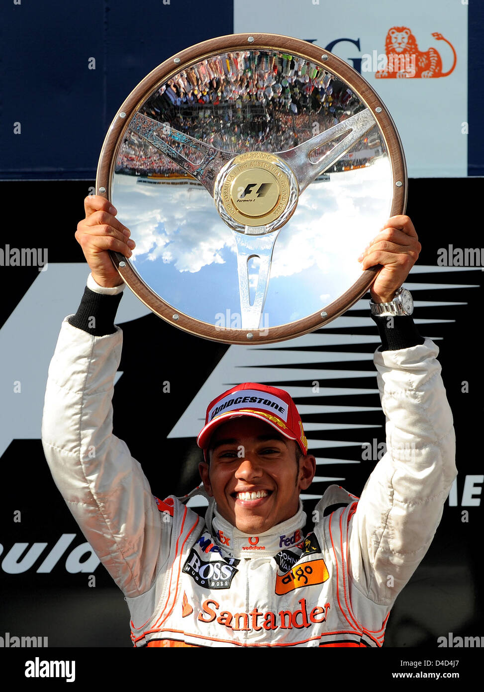 Britischer Formel-1-Fahrer Lewis Hamilton ist auf dem Podium abgebildet, nach dem Gewinn der Formel 1 Australian Grand Prix im Albert Park Circuit in Melbourne, Australien, 16. März 2008. Hamilton gewann, zweiter Heidfeld und Rosberg Dritter. Foto: GERO BRELOER Stockfoto
