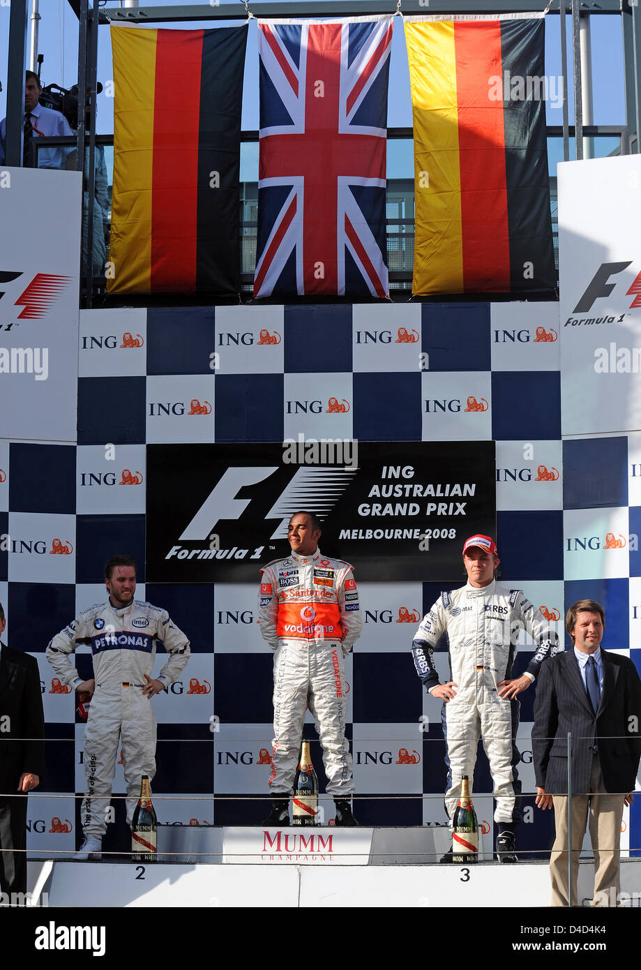 Britische Formel1-Fahrer Lewis Hamilton (C) of McLaren-Mercedes, deutsche Nick Heidfeld (L) des BMW Sauber Team und Deutsche Nico Rosberg (R) von Williams sind auf dem Podium abgebildet, während nach dem Formel 1 Australian Grand Prix im Albert Park Circuit in Melbourne, Australien, 16. März 2008 Hymnen gespielt werden. Hamilton gewann, zweiter Heidfeld und Rosberg Dritter. Foto: GERO BR Stockfoto