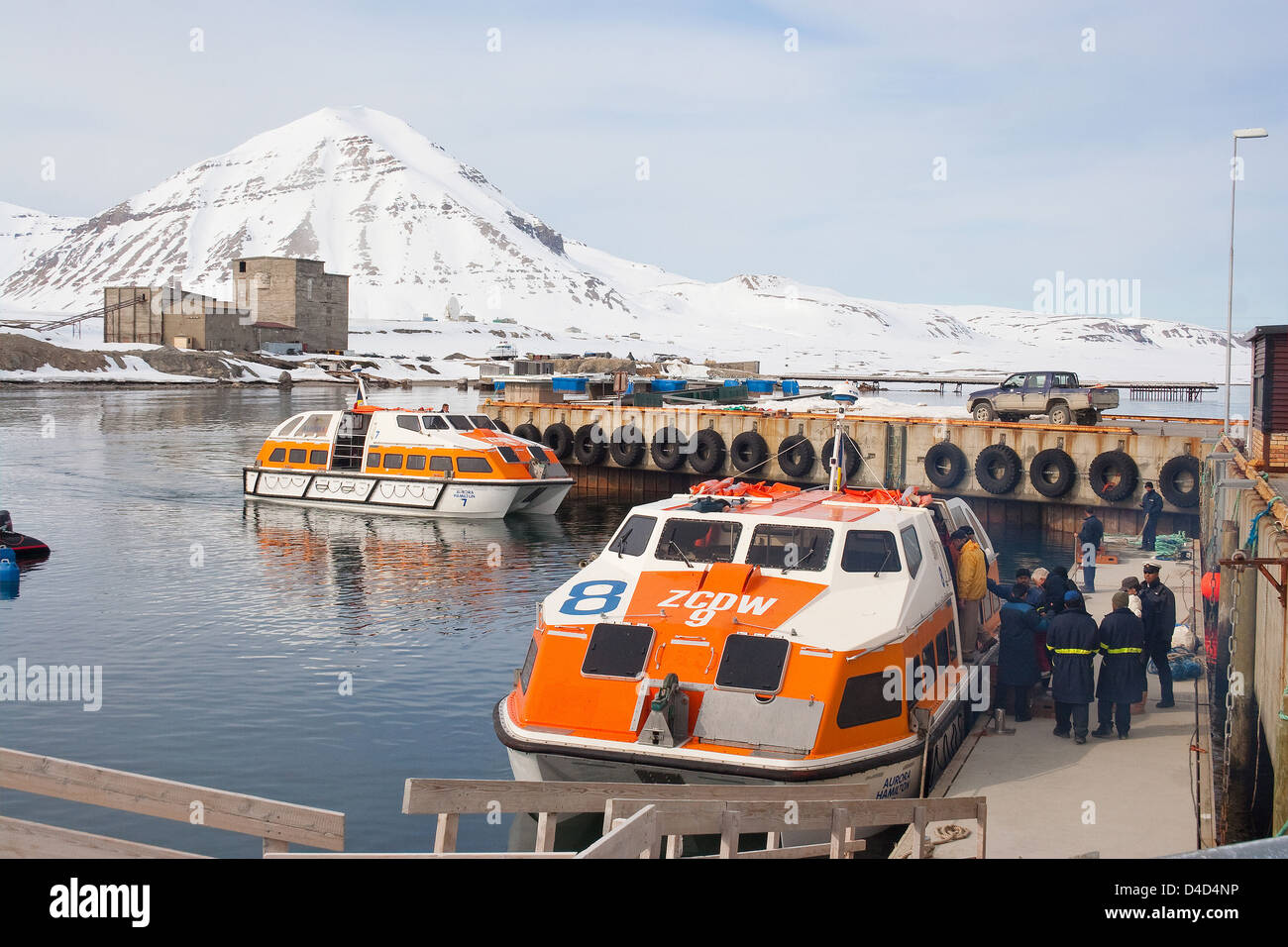 Ausschreibungen von der Kreuzfahrt Schiff Aurora Überführung Passagiere um Ny Alesund, die weltweit nördlichste zivile Siedlung zu besuchen. Stockfoto