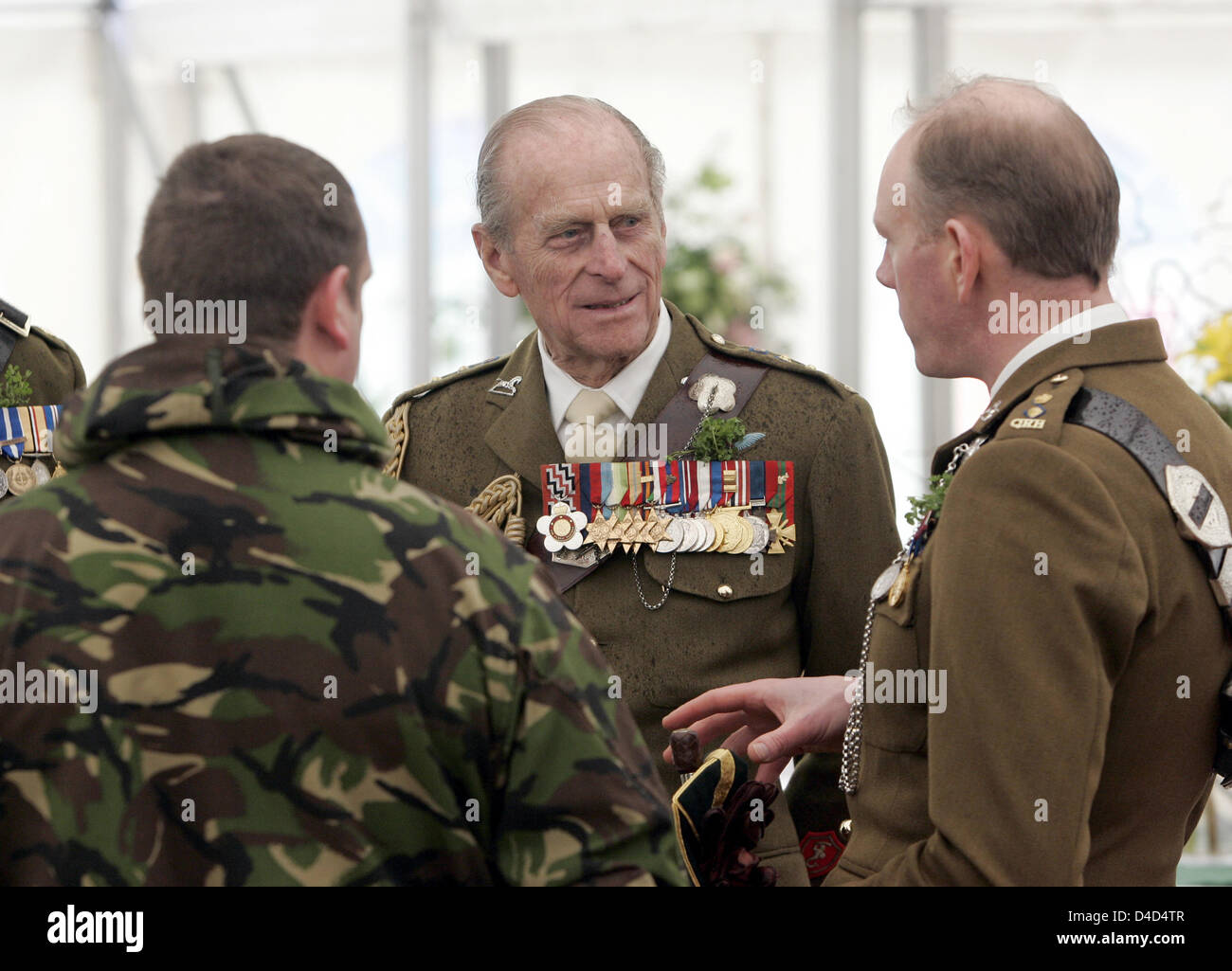 Der Herzog von Edinburgh Prinz Philip besucht die Queen Royal Hussars in seiner Funktion als ehrenamtlicher Oberst in Paderborn-Sennelager, Deutschland, 16. März 2008. Aufgrund des Regiments irischer Herkunft der Gemahl von Königin Elizabeth II feiert St. Patricks Day mit den Veteranen, Soldaten und ihre Familien. Foto: Jörg Carstensen Stockfoto