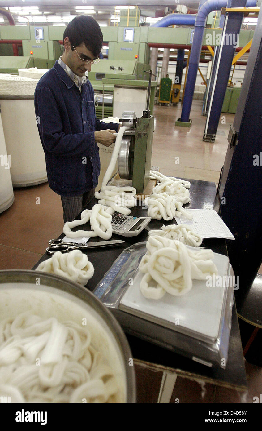 Ein Mitglied des Personals prüft die Qualität in einer Baumwollspinnerei in Aschgabat, Turkmenistan, 25. Februar 2008. Foto: Tim Brakemeier Stockfoto