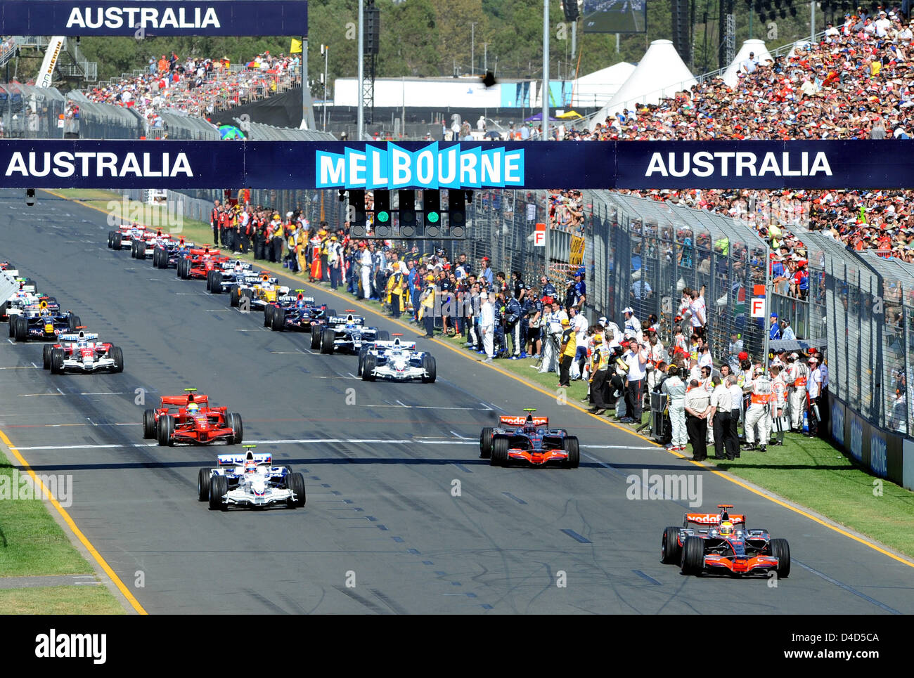 Britische Formel1-Fahrer Lewis Hamilton von McLaren Mercedes (unten R) führt das Raster in der Einführungsrunde des Formel 1 Australian Grand Prix im Albert Park Circuit in Melbourne, Australien, 16. März 2008. Britischen Lewis Hamilton von McLaren-Mercedes vernetzten einen Pol-to-Flag-Sieg in einem actiongeladenen und Absturz übersäte GP von Australien. Foto: Gero Breloer Stockfoto