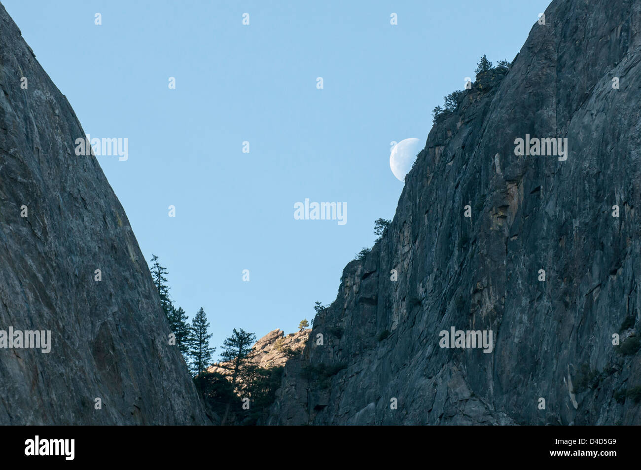 Mond über Cathedral Rocks, Yosemite National Park, Kalifornien, USA Stockfoto